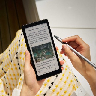 Boox P6 Pro monochrome (يسار) مقابل إصدار Color E Ink (يمين)