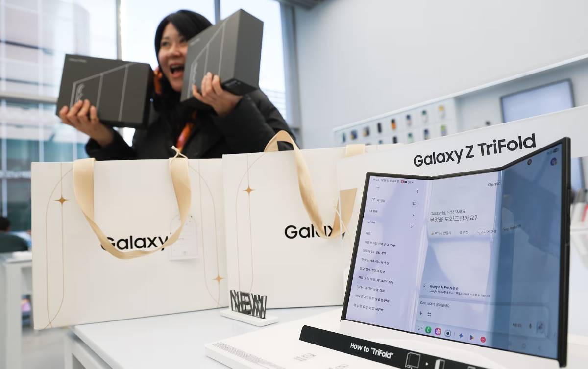 Infinium tech | Graphics designing company Galaxy Z Trifold buyer at Samsung Gangnam store (Photo by Ko Eun-ho)