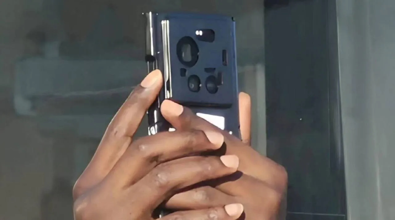 Close-up spy shot of the Xiaomi 17 Ultra's rear camera module, visible through a dark protective case. Three prominent circular lenses are discernible, with one clearly appearing to be a periscope telephoto lens, alongside an LED flash. The image highlights the potential camera setup and hardware of the upcoming Xiaomi flagship, optimized for SEO with 'Xiaomi 17 Ultra camera setup' and 'periscope lens'.