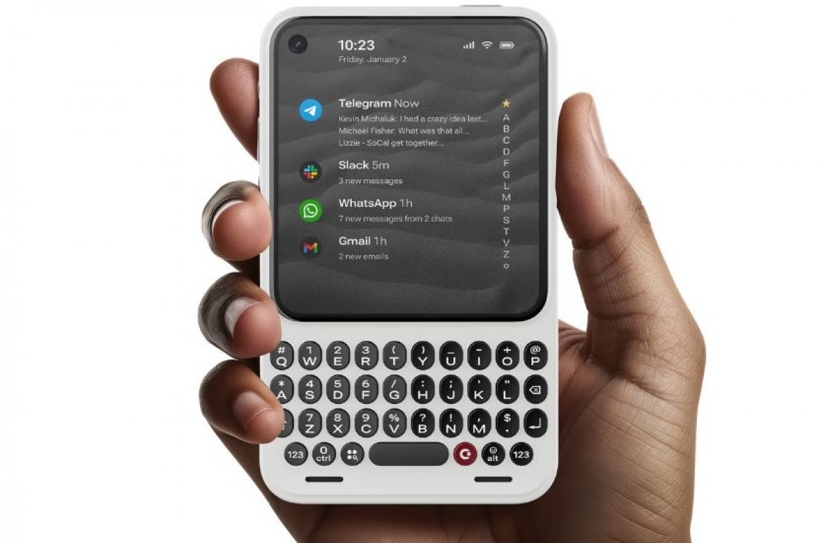 Tampilan Clicks Communicator dengan keyboard fisik