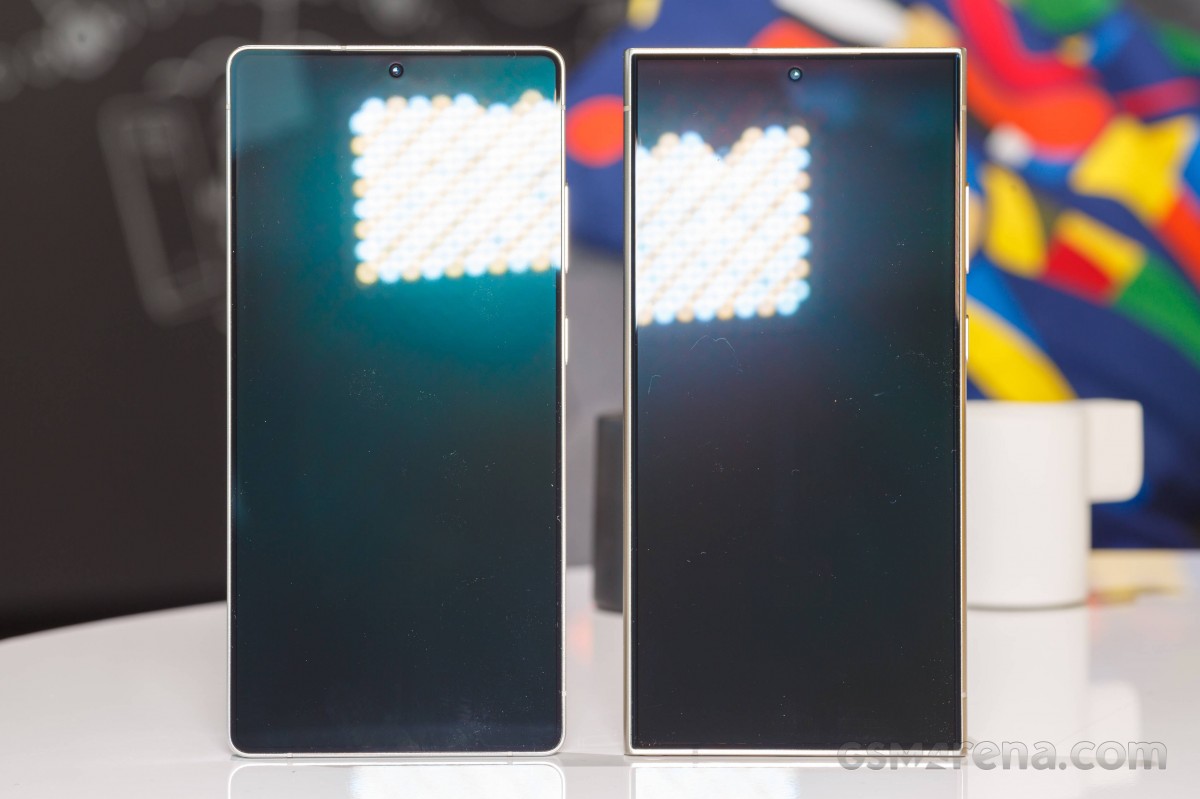 Infinium tech | Graphics designing company Anti-reflective coating on the Galaxy S25 Ultra and Galaxy S24 Ultra.