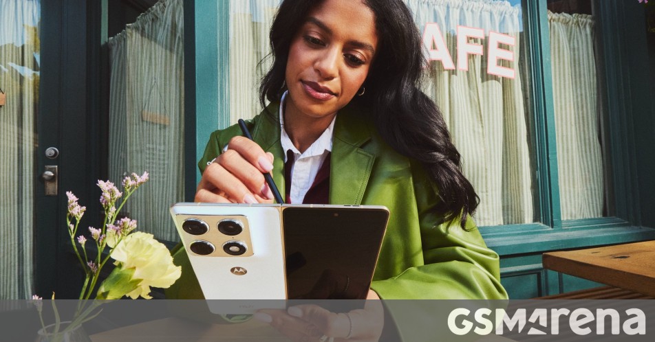 Motorola Razr Fold leaks in official-looking images in two colors