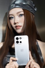 OnePlus Turbo 6 in ''Chasing Light Silver''