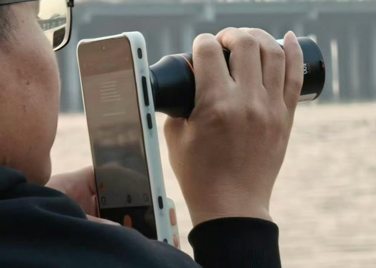 Oppo Find X9 Ultra spotted with 300mm telephoto extender in real-life photos