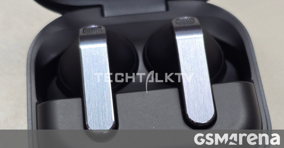 Samsung Galaxy Buds4 and Buds4 Pro dummy units reveal the metallic stem finish