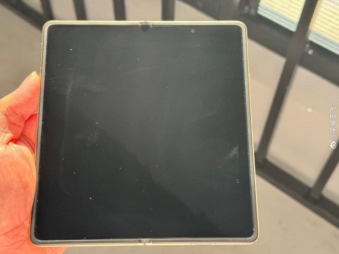 हॉनर मैजिक V6 का मुख्य डिस्प्ले