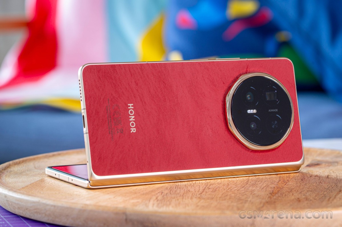 Exclusive: this is the Honor Magic V6 in Red