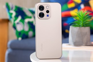 The vivo V70 in Alpine Grey