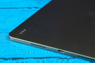 टैबलेट में डॉल्बी एटमॉस के साथ चार स्पीकर हैं