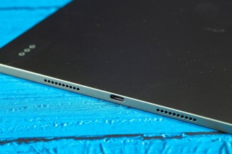 टैबलेट में डॉल्बी एटमॉस के साथ चार स्पीकर हैं