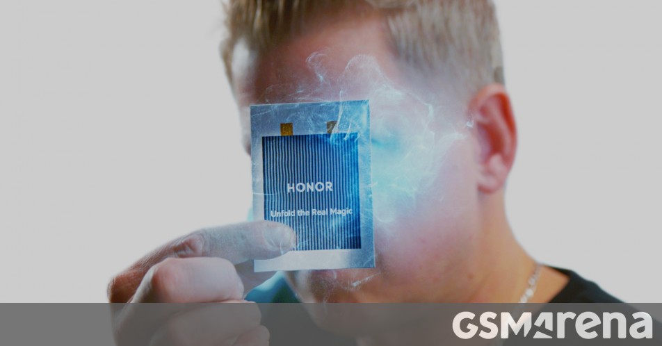 Honor shows off its Blade Battery, which is designed for foldables with 7,000+ mAh capacity Honor shows off its Blade Battery, which is designed for foldables with 7,000+ mAh capacity