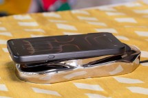 आपके वायरलेस चार्जर के लिए एक रेसकार धारक