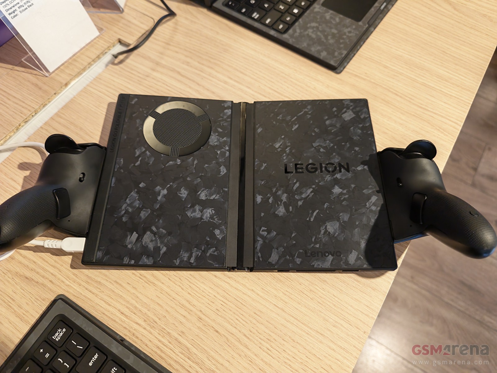 Lenovo Legion Go Fold Concept and its detachable controller