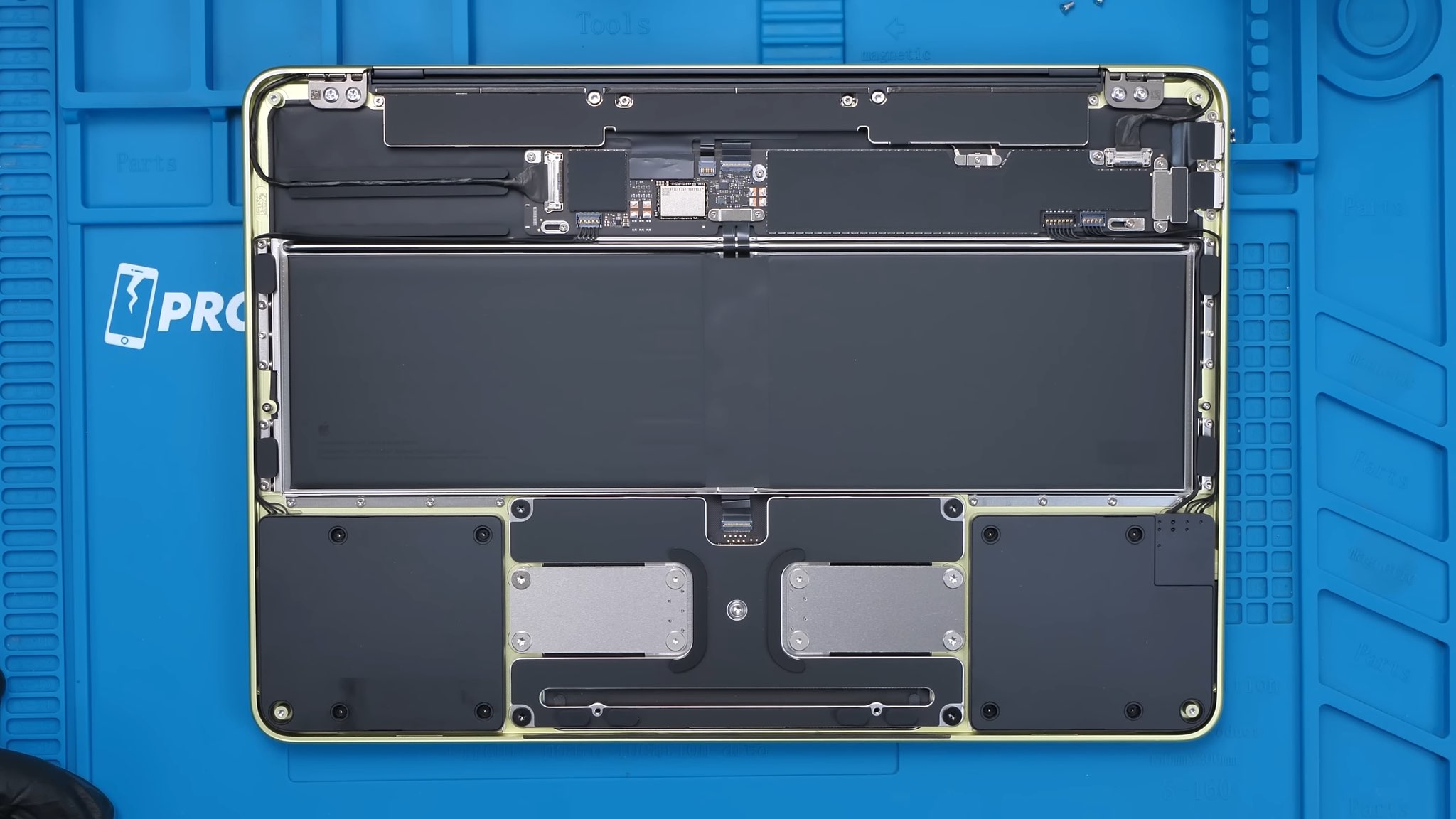 MacBook Neo Surprises with Repairability