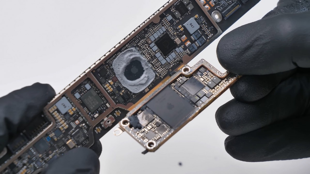 मैकबुक नियो मदरबोर्ड (ऊपर) बनाम आईफोन 16 प्रो मदरबोर्ड (नीचे)