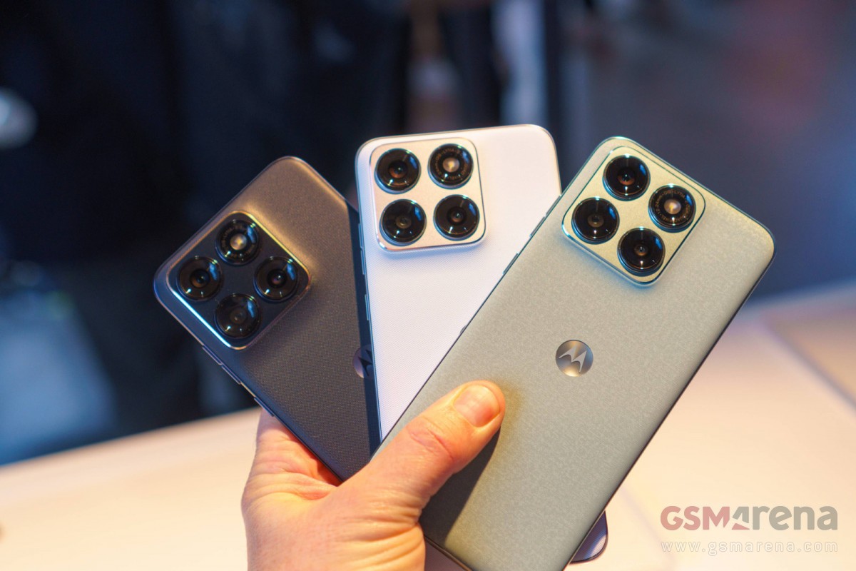 मोटोरोला एज 70 फ्यूज़न हाथों-हाथ