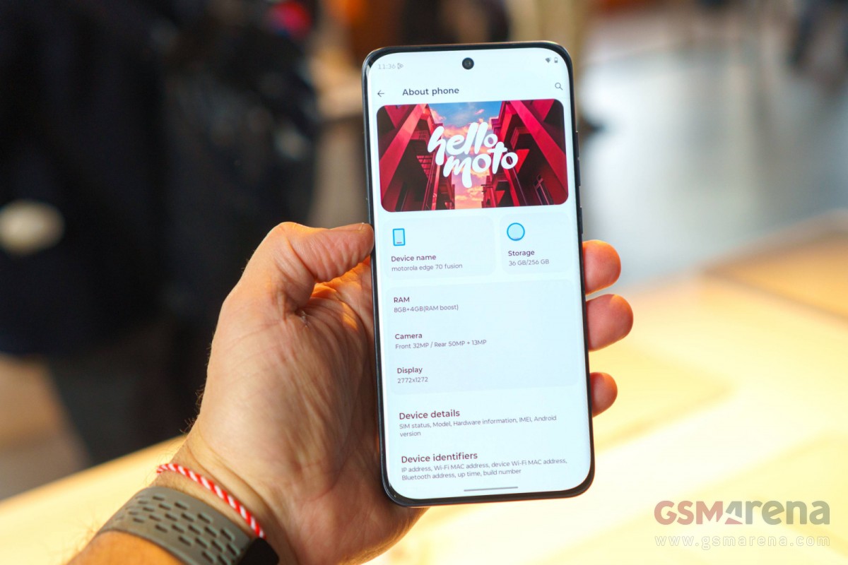 मोटोरोला एज 70 फ्यूज़न हाथों-हाथ