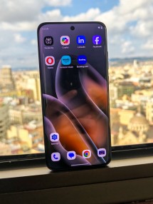 एज 70 फ्यूज़न में क्वाड-कर्व्ड 6.78” OLED डिस्प्ले है