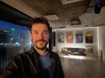 Selfies comparison: iPhone 17 Pro Max - 20mm, f/1.9, ISO 500, 1/8s (3024x4032px) - Samsung Galaxy S26 Ultra vs. Apple iPhone 17 Pro Max