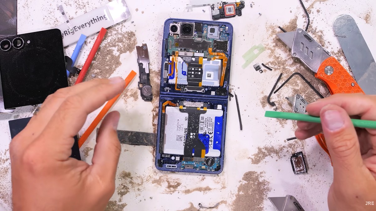 Galaxy Z Flip7, disassembled