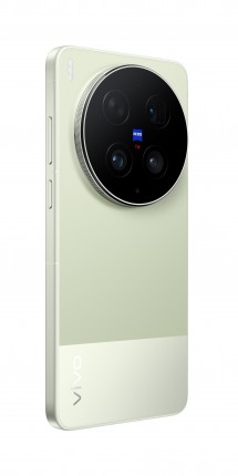 Vivo X300 Ultra in green