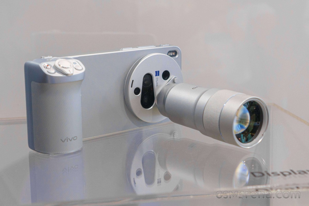 Vivo X300 Ultra 400mm and 200mm teleconverter lenses, video cage hands-on