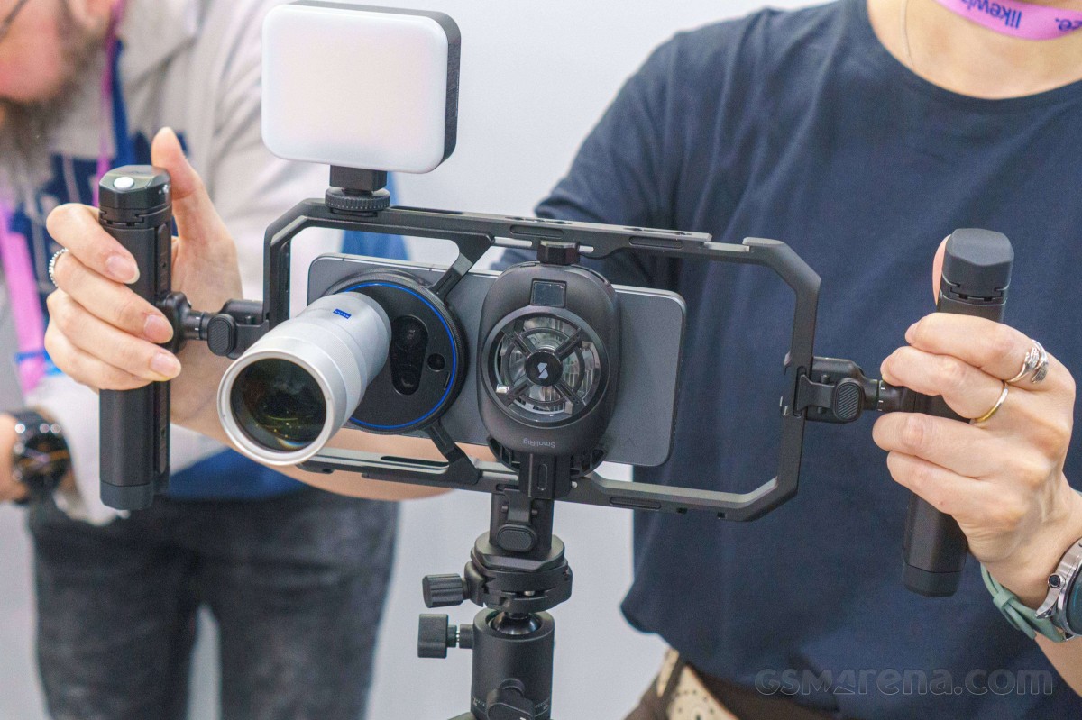 Vivo X300 Ultra 400mm and 200mm teleconverter lenses, video cage hands-on