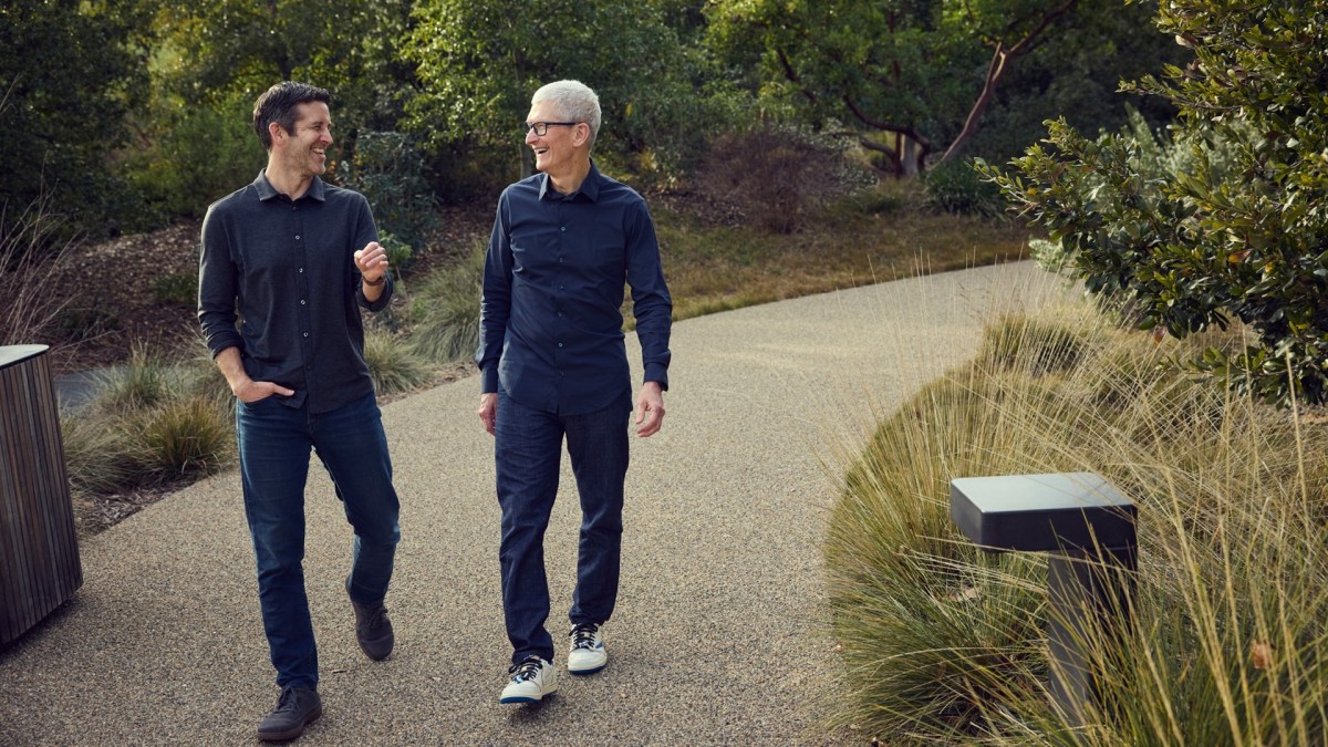 John Ternes (left) with Tim Cook (right)