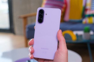 हाथों में