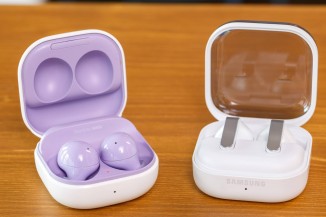 Samsung Galaxy Buds2 Pro (left) and Galaxy Buds4 Pro (right)