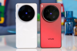 Vivo X300 Ultra on the left, X200 Ultra on the right