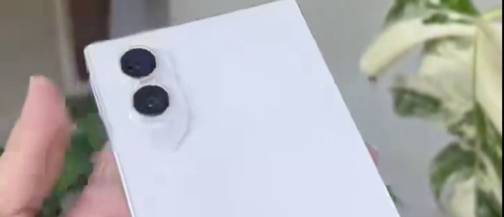 Samsung Galaxy Z Fold Wide dummy appears in hands-on
video