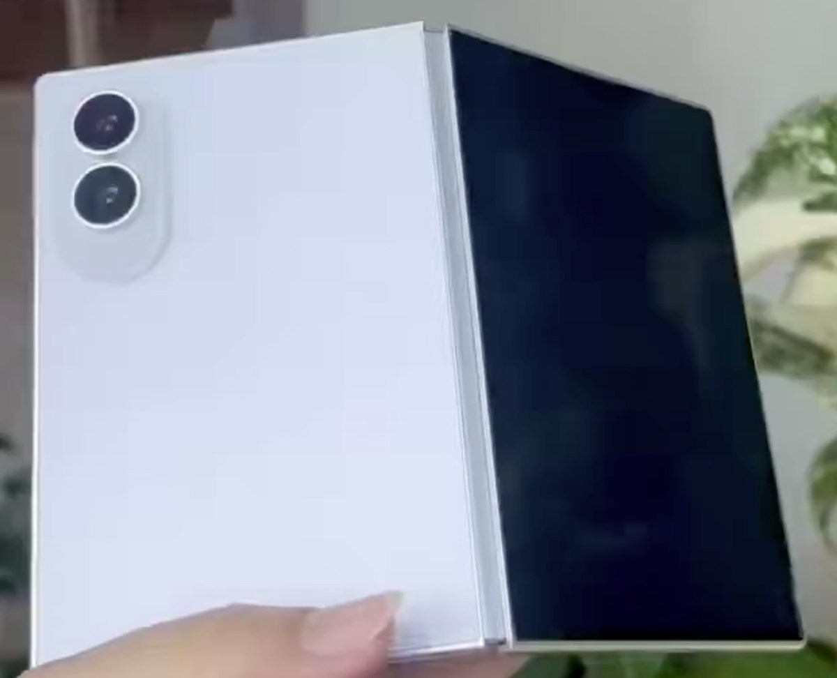 Samsung Galaxy Z Fold Wide dummy appears in hands-on video