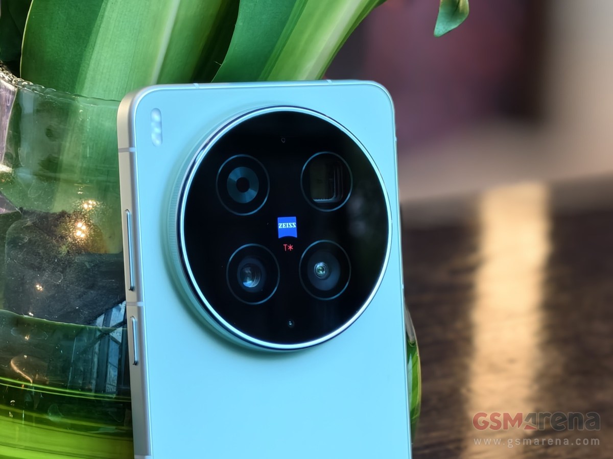 Vivo X300 Ultra Victory Green Hands-on