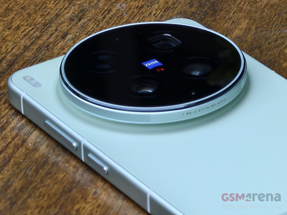 Vivo X300 Ultra Victory Green Hands-on
