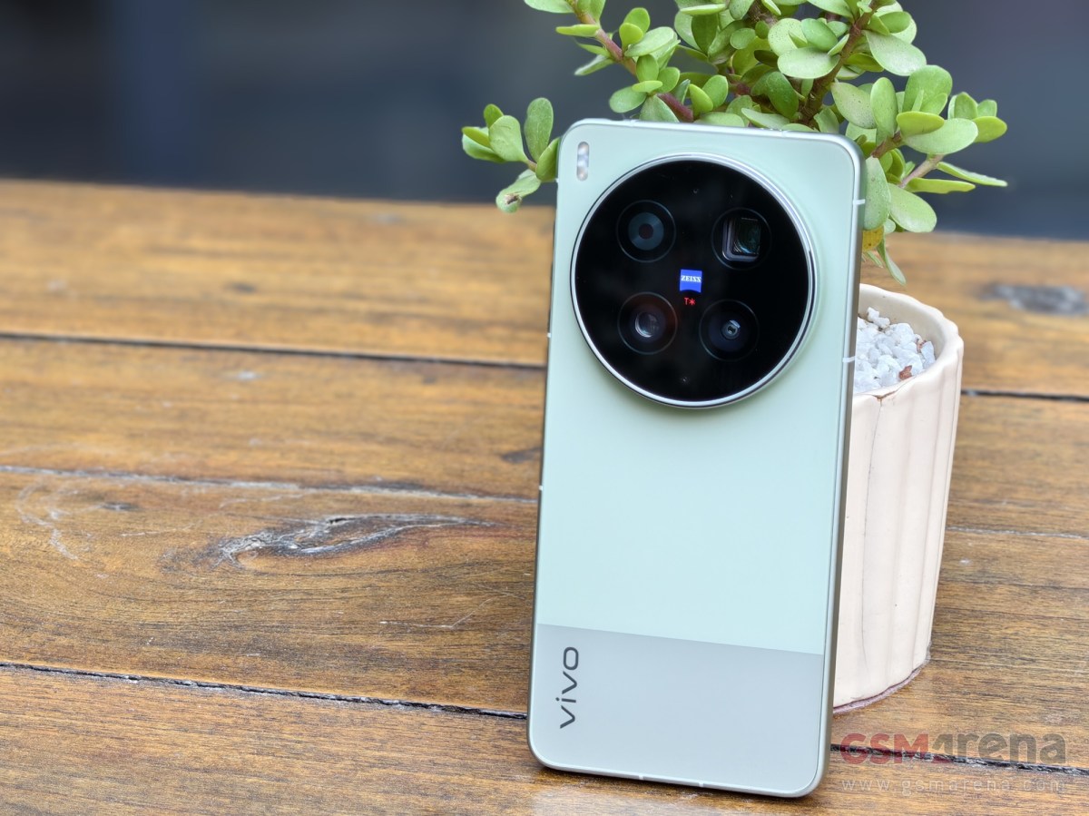 Vivo X300 Ultra Victory Green Hands-on