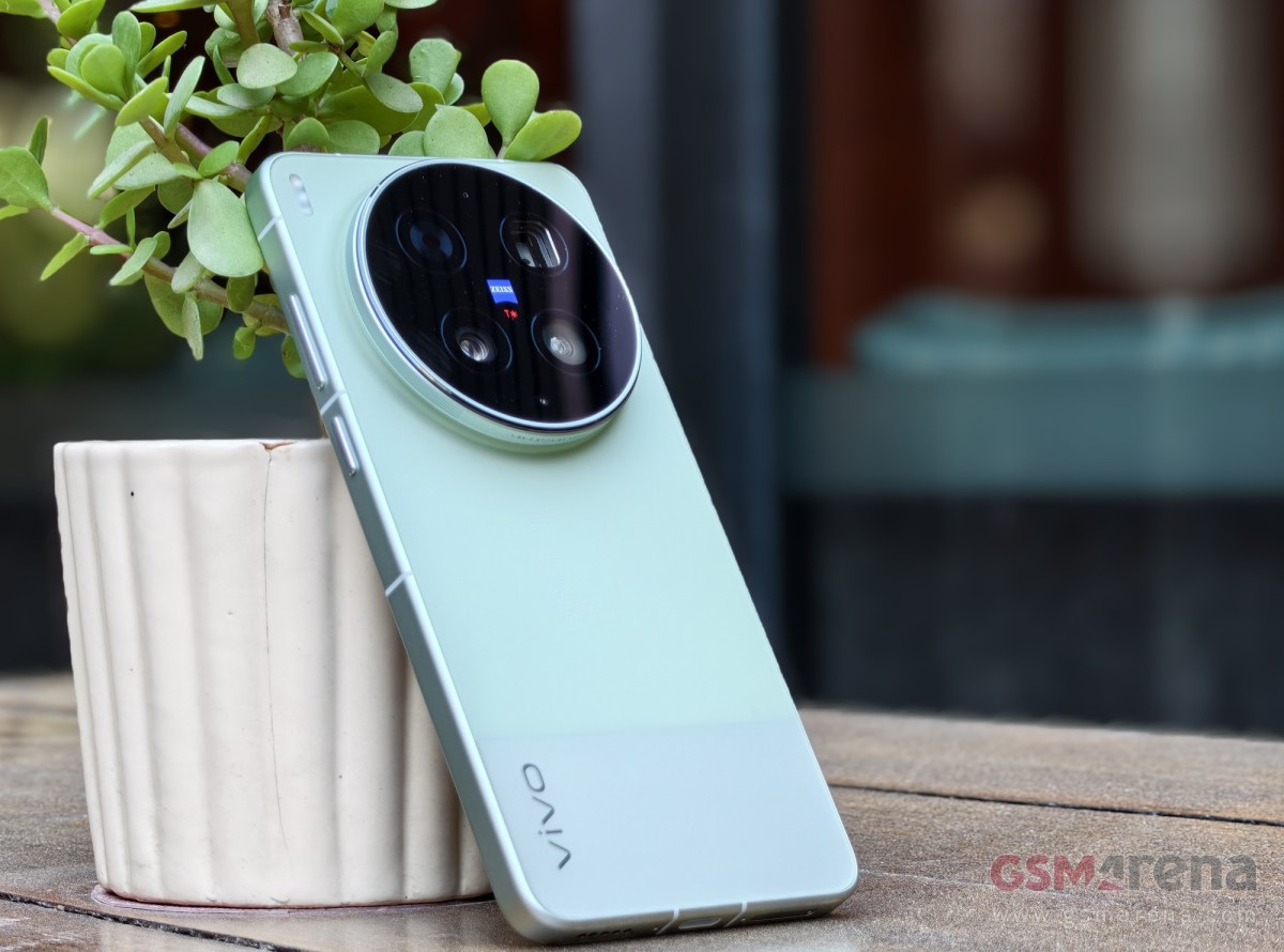 Vivo X300 Ultra Victory Green Hands-on