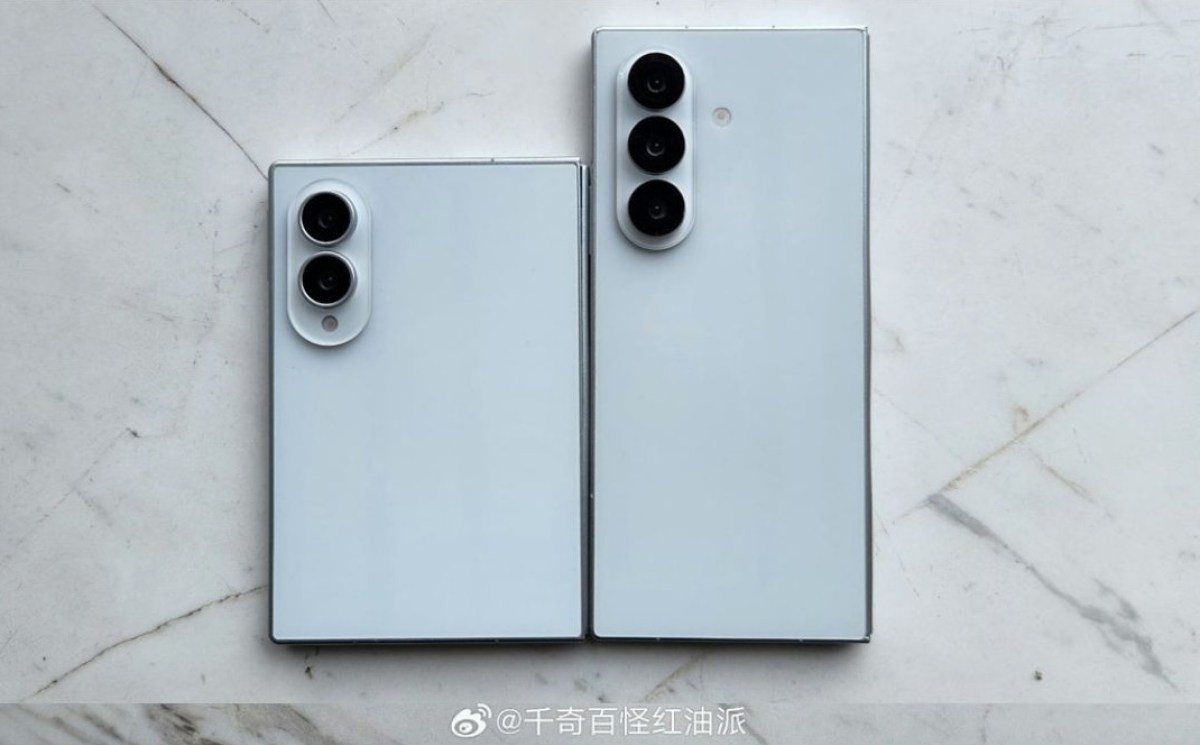 Dummy units of the Galaxy Z Fold8 wide (left) and Galaxy Z Fold8 Ultra (right)