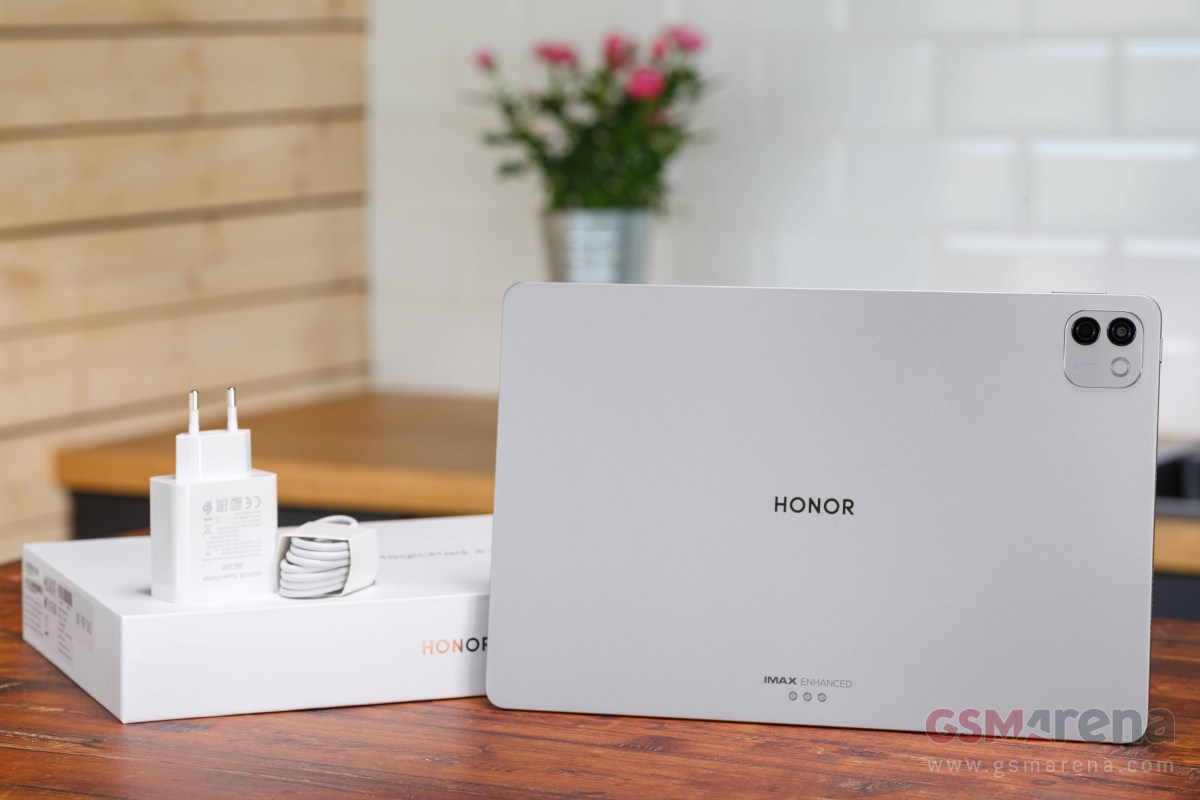 The Honor MagicPad4 has a 10,100mAh battery and comes with a 66W charger