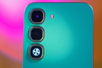 The UV-enabled luminous particle finish on the rear panel