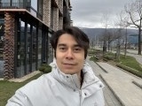Selfies comparison: iPhone 17e - 23mm, f/1.9, ISO 25, 1/199s (4032x3024px) - iPhone 17e vs. iPhone 17