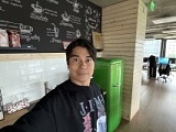 Selfies comparison: iPhone 17 - 20mm, f/1.9, ISO 500, 1/25s (3672x4896px) - iPhone 17e vs. iPhone 17