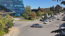 Daylight video screengrabs, iPhone 17: 1x - (3840x2160px) - iPhone 17e vs. iPhone 17