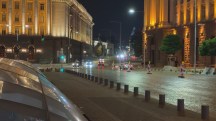 Low-light video screengrabs, iPhone 17: 2x - (3840x2160px) - iPhone 17e vs. iPhone 17