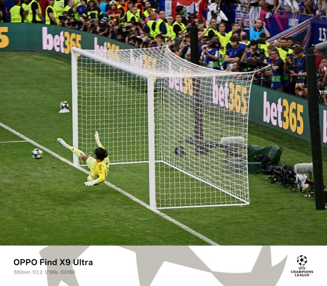 Dembele sent Raya the wrong way and eqalized from the spot (300mm, f/2.2, ISO 160, 1/199s, 4096x3584px)