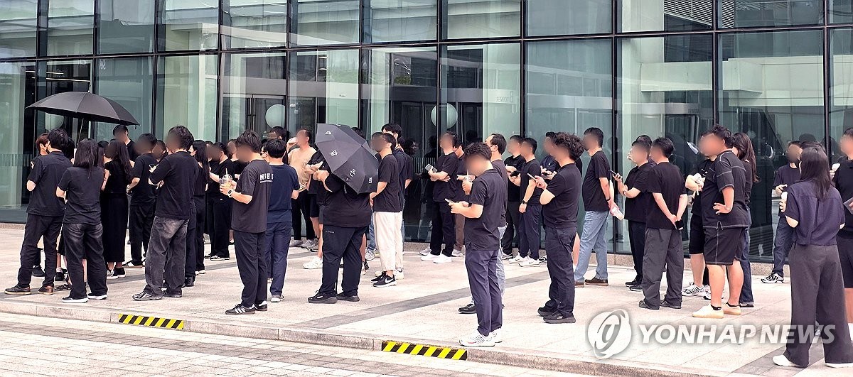 Samsung DX employees showing up to work in black clothes as a form of protest