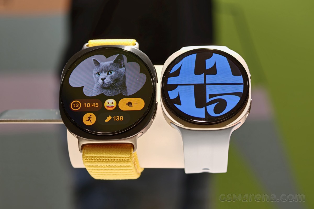 Left: Samsung Galaxy Watch9 44mm • Right: Samsung Galaxy Watch9 40mm