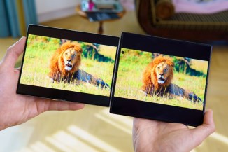 Watching videos on the main displays of the Galaxy Z Fold8 and Z Fold8 Ultra