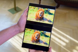 Watching videos on the main displays of the Galaxy Z Fold8 and Z Fold8 Ultra