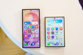 Cover screen size comparison: Galaxy Z Fold8 Ultra (left) and Galaxy Z Fold8 (right)